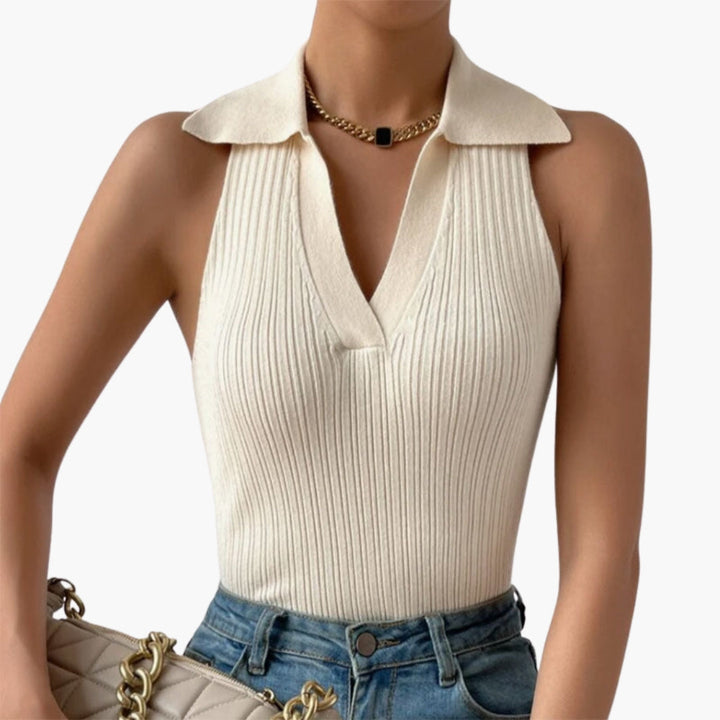 Elegant ärmlös ribbad topp för kvinnor med krage och V-ringning, perfekt sommartopp i beige färg.