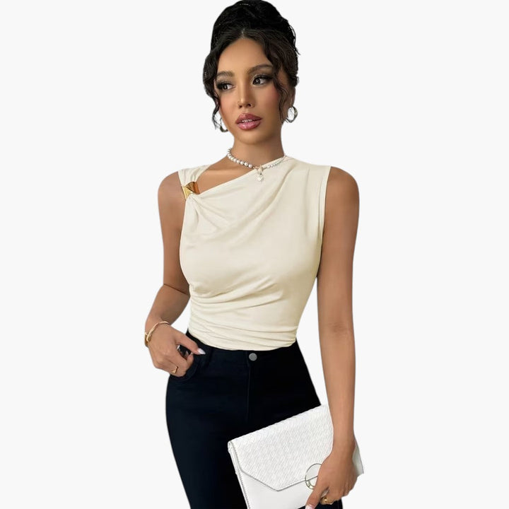 Elegant ärmlös topp för kvinnor med asymmetrisk halsringning och stilren ringdetalj, perfekt för sommar.