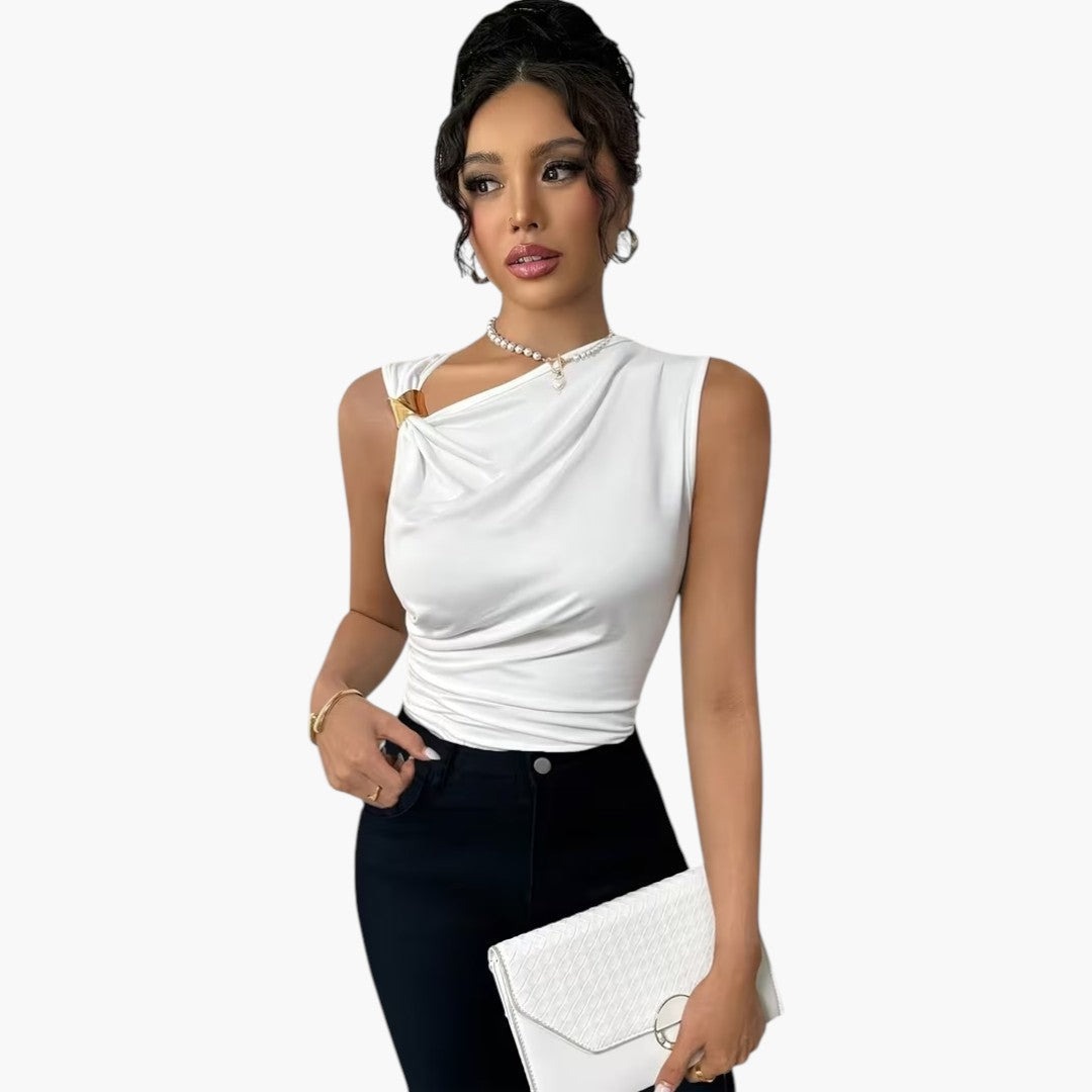 Stilren draperad ärmlös blus med asymmetrisk halsringning och modern ringdetalj, en elegant damtopp.
