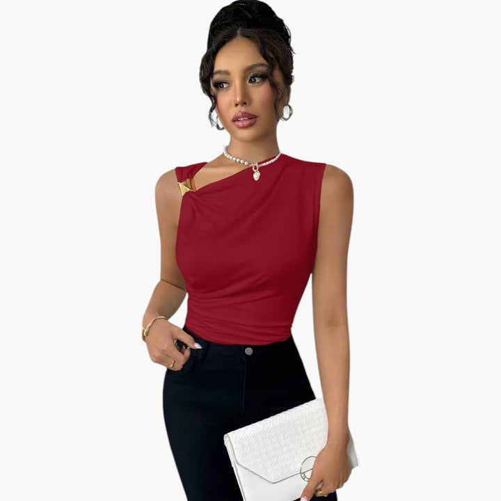 Modern ärmlös damtopp med asymmetrisk halsringning och utmärkande ringdetalj, perfekt för en chic look.