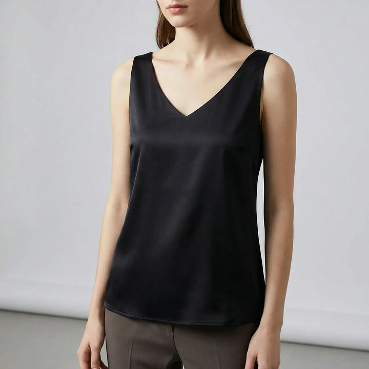 Abigail V-ringad topp för dam, en elegant ärmlös design som passar alla tillfällen. Klassisk stil.