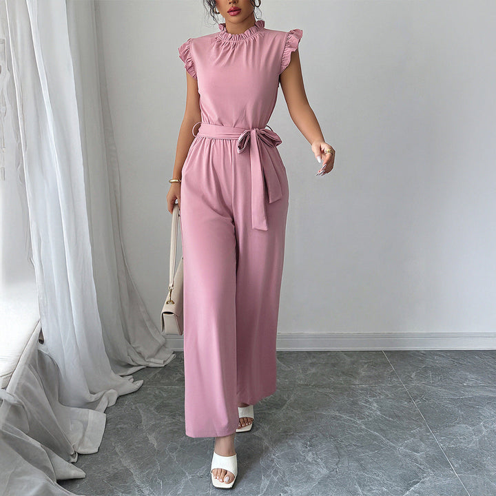 Elegant rosa damjumpsuit med rynkdetaljer och stilren ryggöppning, perfekt för sommarfester.