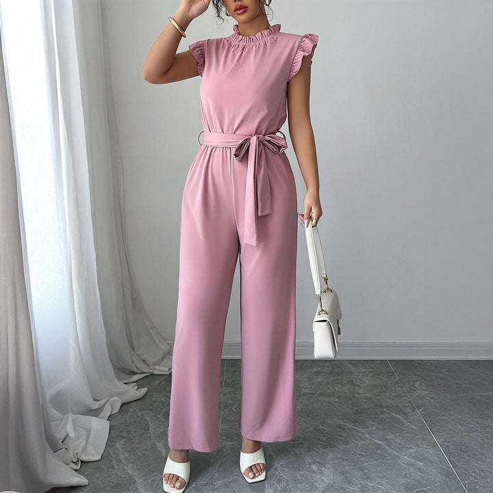 Rosa damjumpsuit med eleganta rynkdetaljer och chic ryggöppning. En trendig sommarstil för speciella tillfällen.