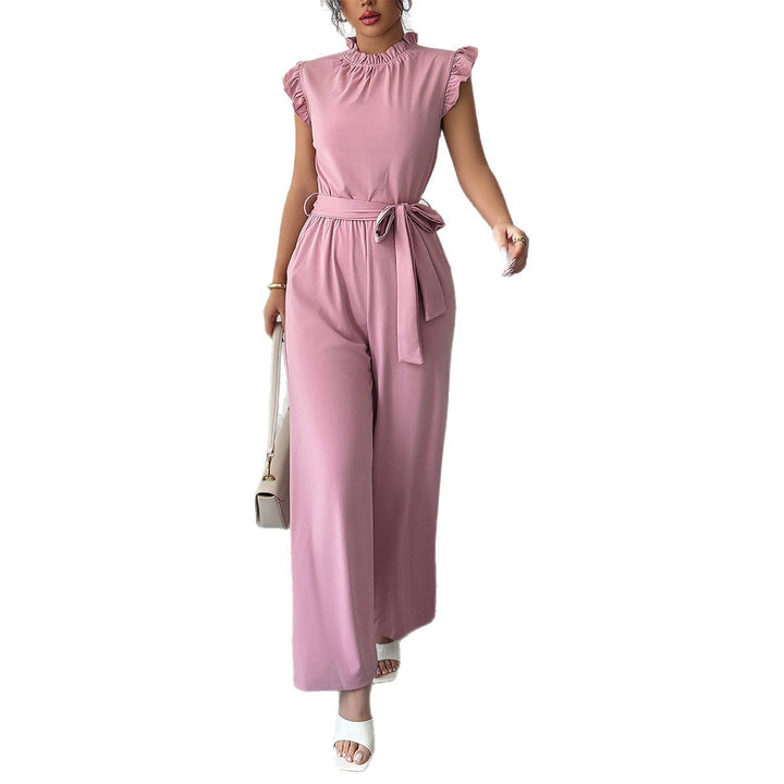 Trendig rosa damjumpsuit med rynkor, perfekt som festkläder eller för en elegant vardagsstil i sommar.