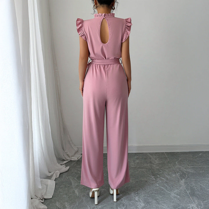 Rosa damjumpsuit med rynkdetaljer och vid ben. Elegant ryggöppning och bekväm passform för sommarens fester.
