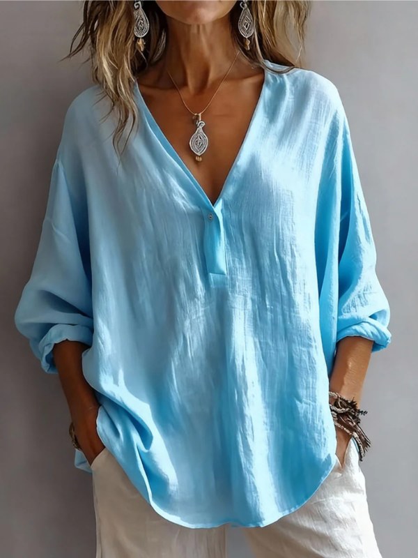 Luftig oversize damskjorta med v-ringning i blått. Idealisk för sommar och elegant vardagslook. Finns i flera färger.