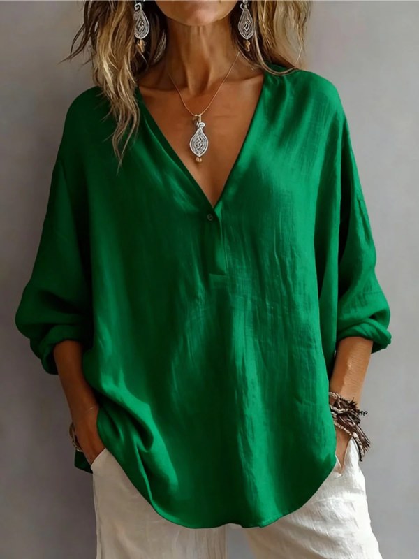 Grön elegant damskjorta med luftig design och v-ringning. Perfekt för sommarens casual eller uppklädda tillfällen.