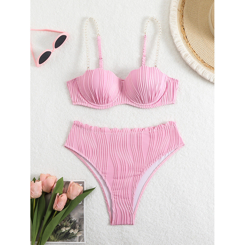 Elegant rosa push-up bikini för damer med smickrande rynkning. Perfekt för strand och pool.