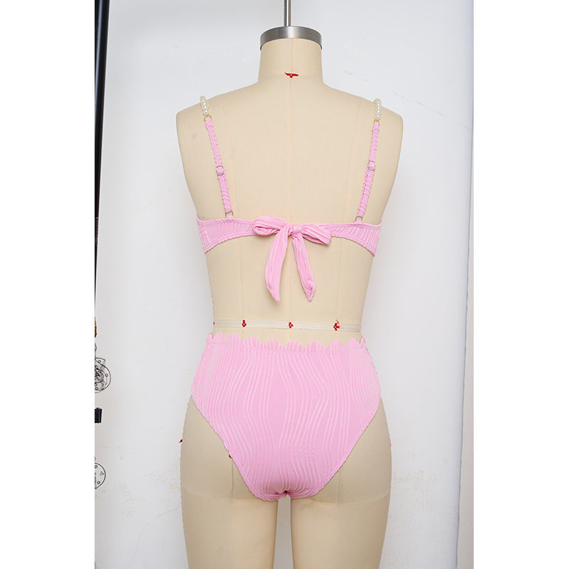 Modern dam bikini i rosa med rynkade kupor och push-up effekt för maximal komfort och stil.
