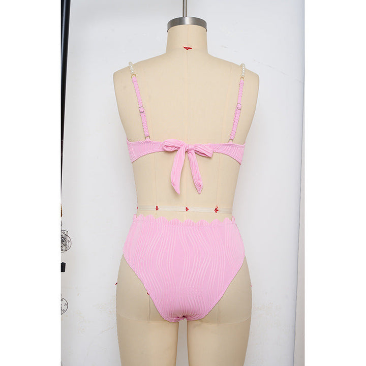 Modern dam bikini i rosa med rynkade kupor och push-up effekt för maximal komfort och stil.