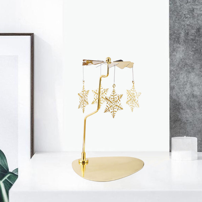 Elegant roterande ljushållare i guld, med snurrande metalliska dekorationer för heminredning, skapar magisk atmosfär.