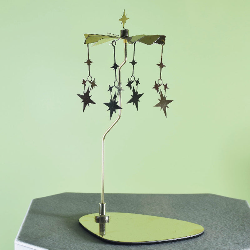 Elegant roterande ljushållare i guld, med snurrande metalliska dekorationer för heminredning, skapar magisk atmosfär.
