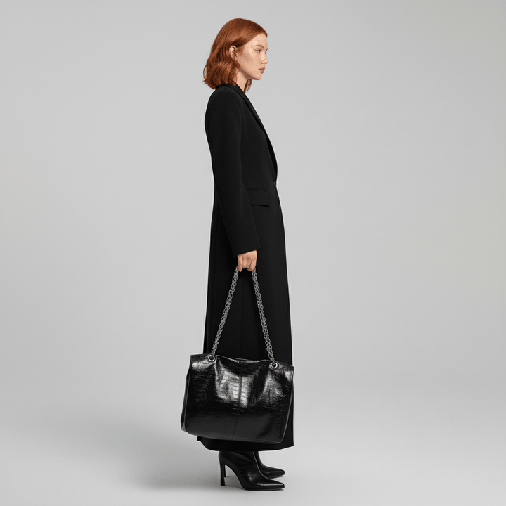 Figursydd damkappa i elegant rubinrött, lång modell för stilrent höst- och vårmode.