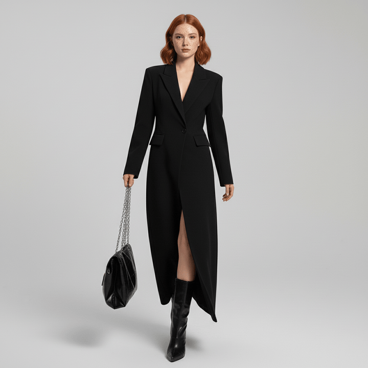 Stilren rubinröd vår- eller höstkappa, lång och figursydd för en elegant kvinnlig look.