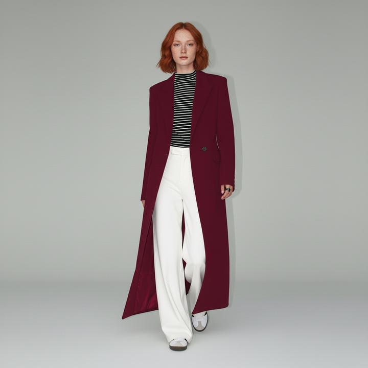Kvinnlig figursydd långkappa i rubinrött, elegant ytterplagg för mode med stil.