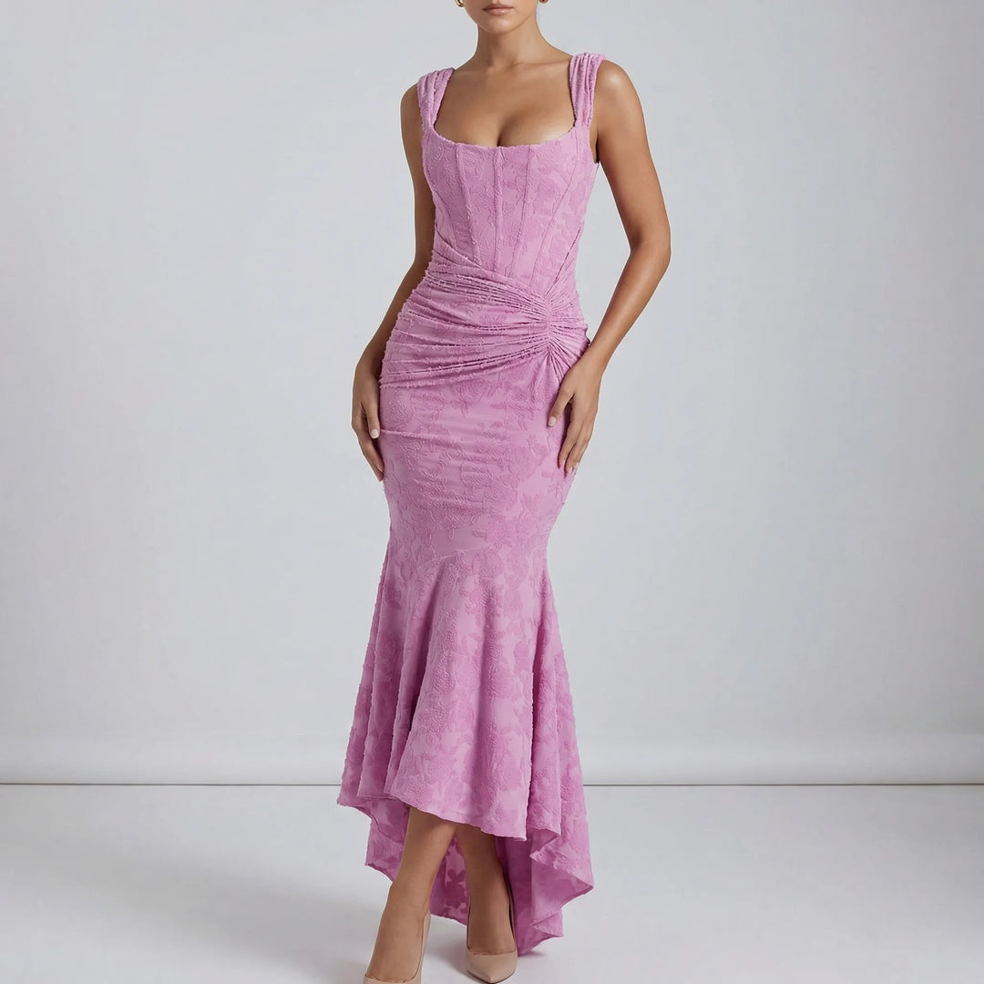 Stilfull rynkad off-shoulder klänning som framhäver silhuetten. En elegant damklänning för fest.