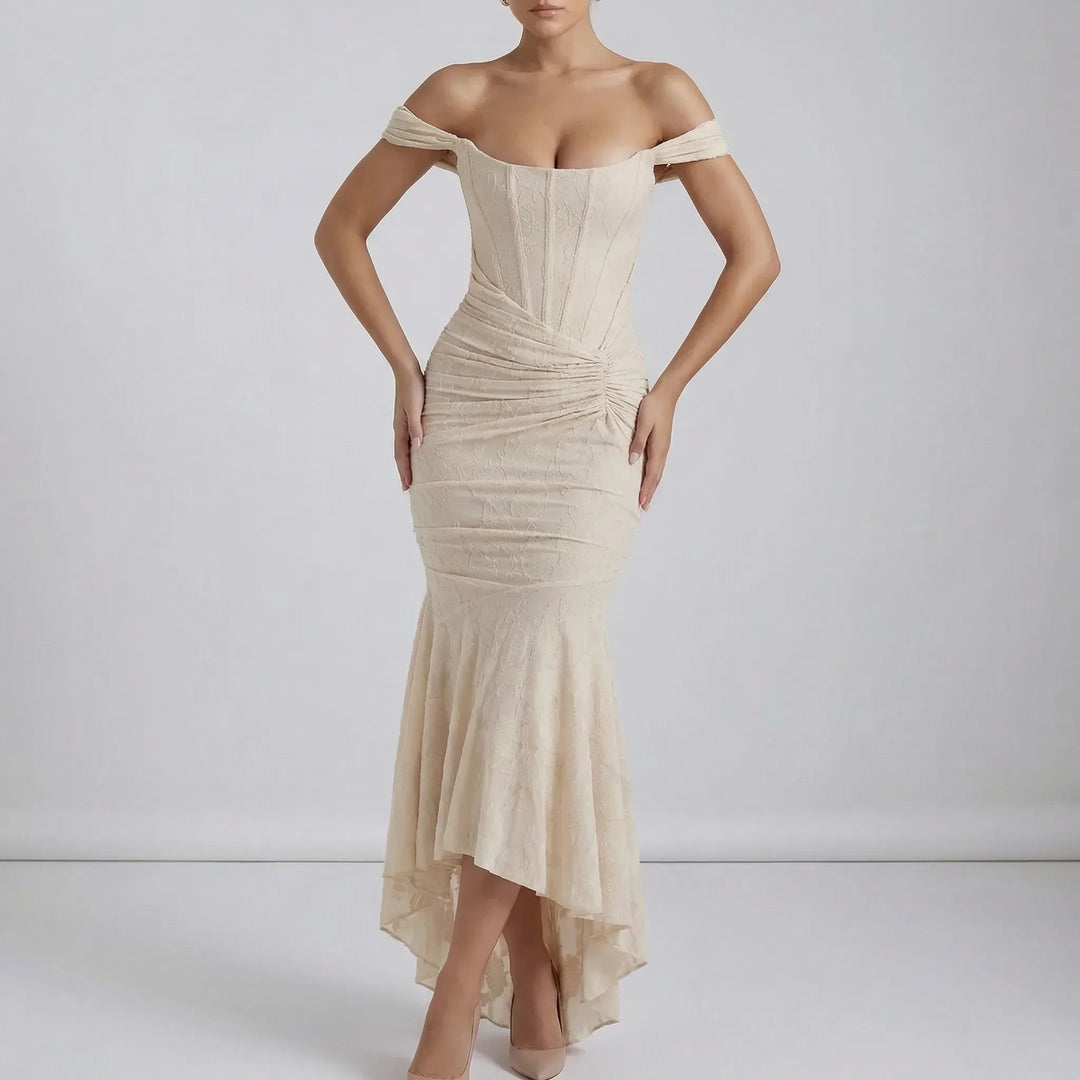 Närbild av floralt mönster på elegant rynkad off-shoulder långklänning. Justerbar urringning.