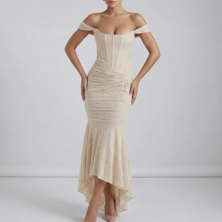 Närbild av floralt mönster på elegant rynkad off-shoulder långklänning. Justerbar urringning.