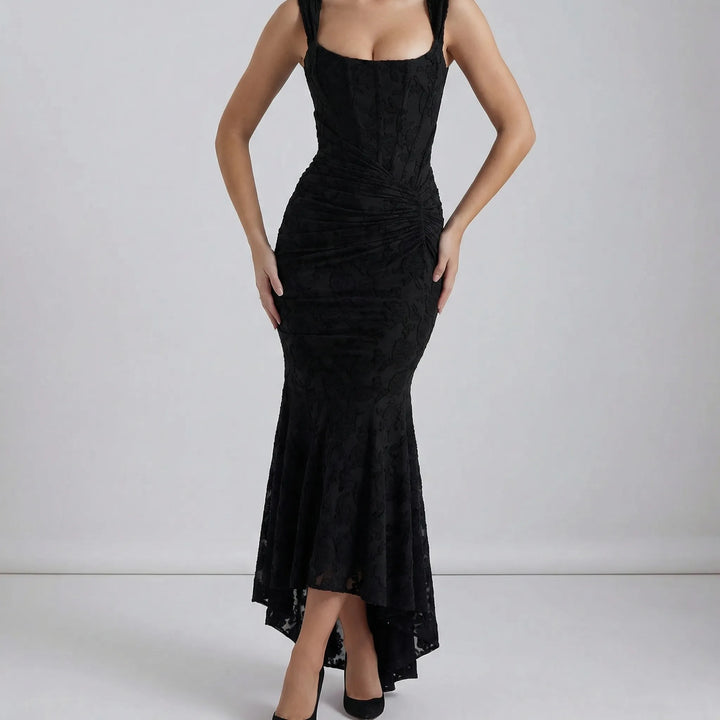 Rynkad långklänning i off-shoulder stil för dam. Elegant festklänning, idealisk för speciella tillfällen.