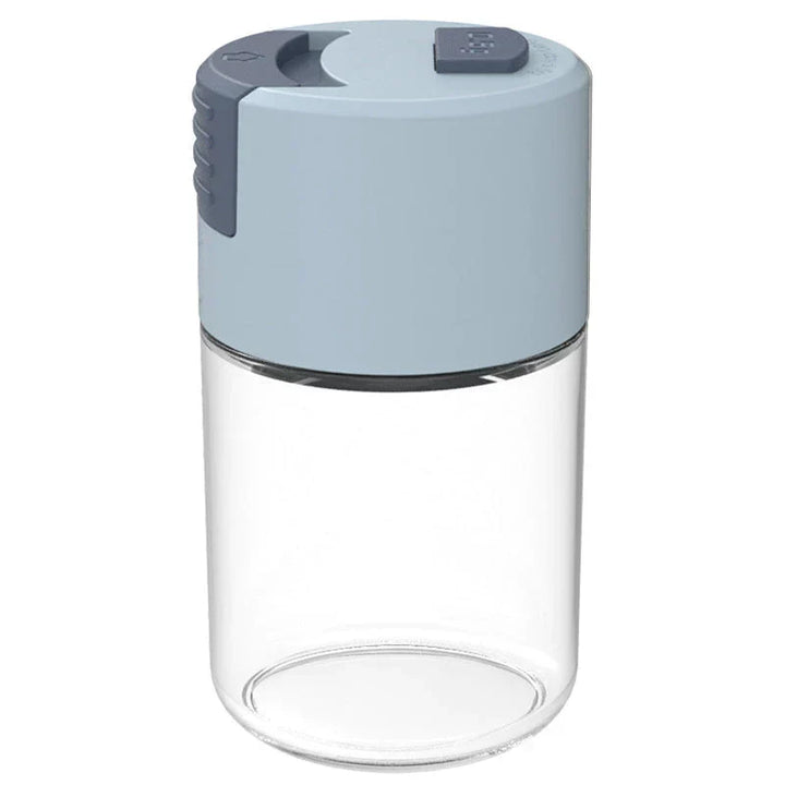 Elegant saltkärl i glas med mätfunktion, böjd form och modernt lock, perfekt för kryddförvaring i köket.