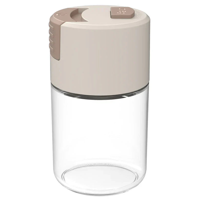 Elegant saltkärl i glas med mätfunktion, böjd form och modernt lock, perfekt för kryddförvaring i köket.