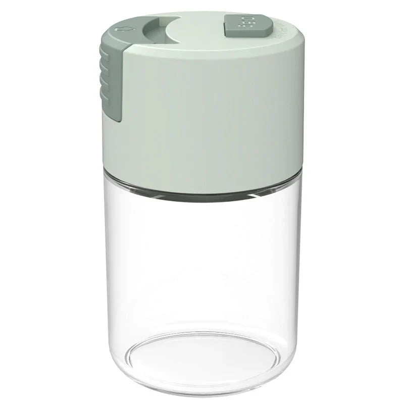 Elegant saltkärl i glas med mätfunktion, böjd form och modernt lock, perfekt för kryddförvaring i köket.