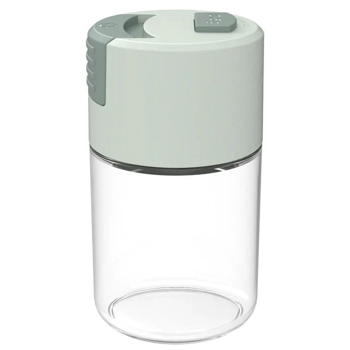 Elegant saltkärl i glas med mätfunktion, böjd form och modernt lock, perfekt för kryddförvaring i köket.