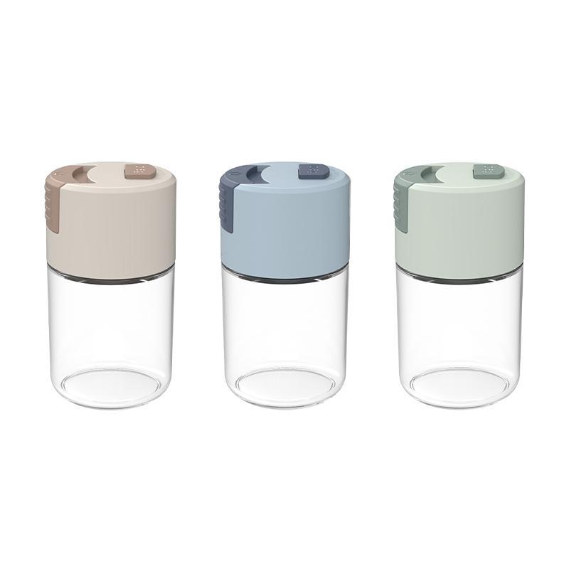 Elegant saltkärl i glas med mätfunktion, böjd form och modernt lock, perfekt för kryddförvaring i köket.
