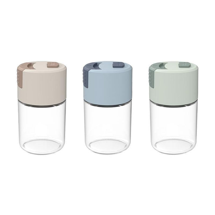Elegant saltkärl i glas med mätfunktion, böjd form och modernt lock, perfekt för kryddförvaring i köket.