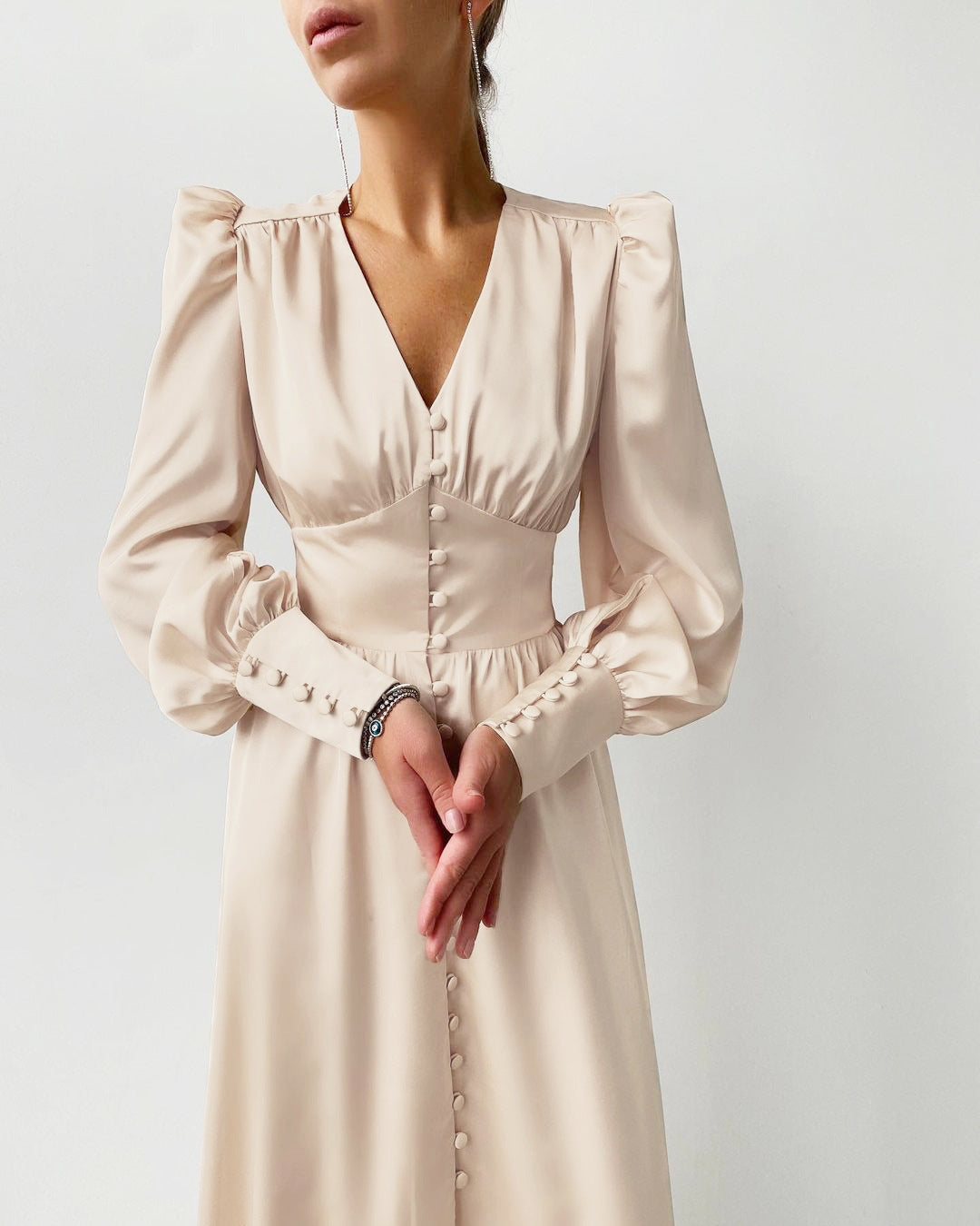 Elegant lång satinklänning, en trendig damklänning perfekt som festklänning. Bekväm och mångsidig klänning.