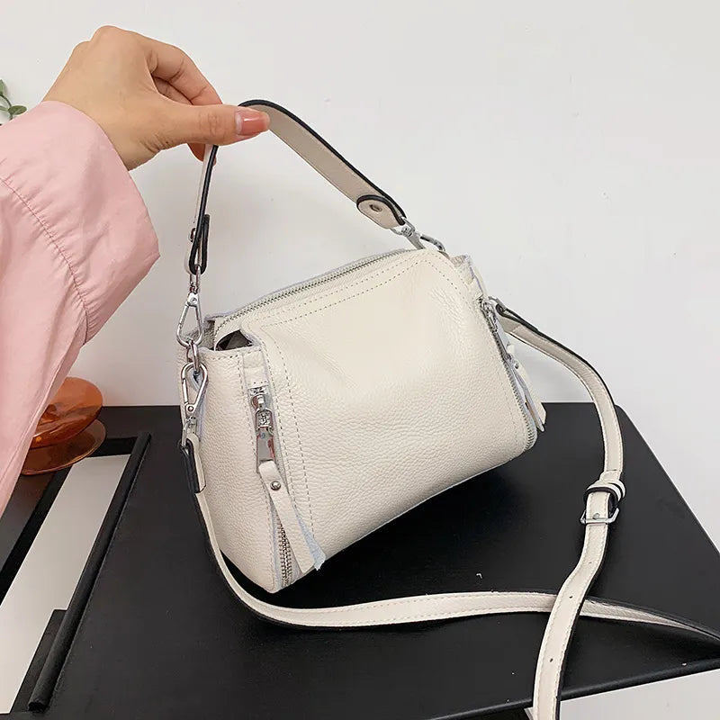 Klassisk damväska som passar både vardag och fest, elegant och praktisk shoppingaccessoar.