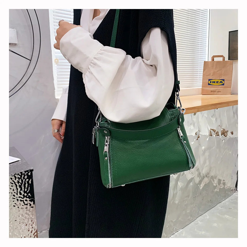 Tidlös klassisk damväska, en elegant accessoar som passar för alla tillfällen.