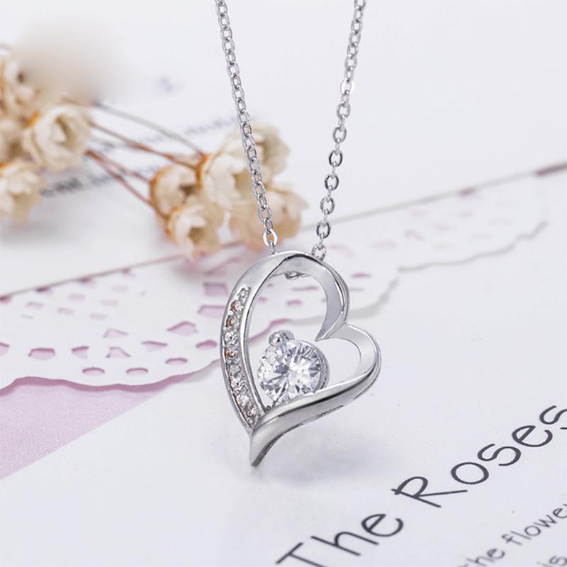 "Elegant silver hjärta halsband för damer med glittrande zirkon samt tidlös design, perfekt som romantisk gåva."