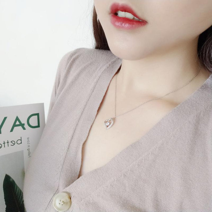 "Elegant silver hjärta halsband för damer med glittrande zirkon samt tidlös design, perfekt som romantisk gåva."