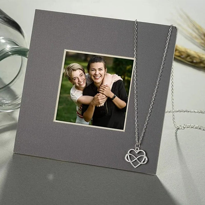 Elegant silver oändlighetshjärta halsband för kvinnor med österrikiska zirkoner, dubbel infinity design, stilfullt smycke.
