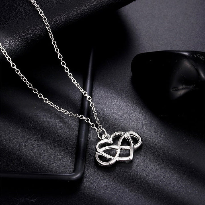 Elegant silver oändlighetshjärta halsband för kvinnor med österrikiska zirkoner, dubbel infinity design, stilfullt smycke.