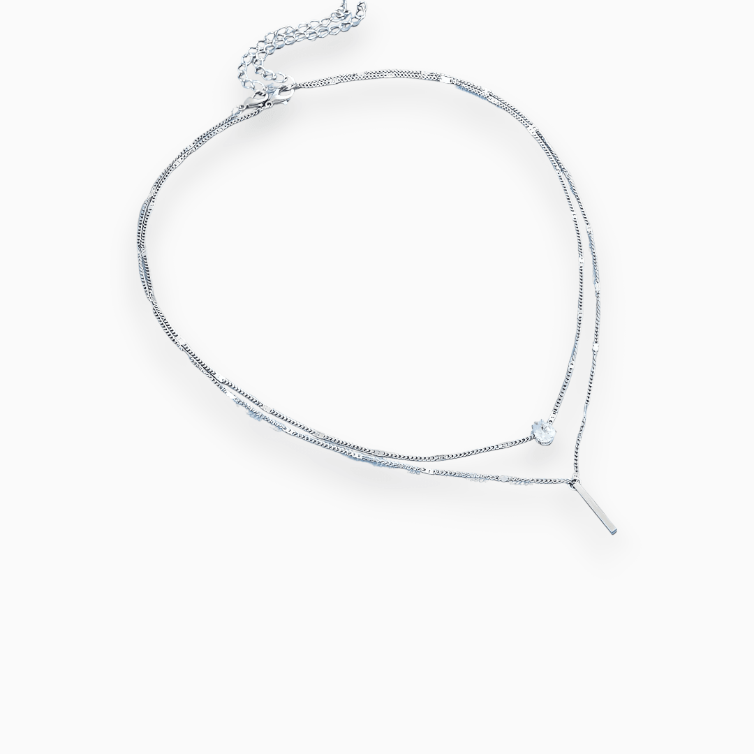 Elegant silverfärgat damhalsband med glänsande nät-design. Ett strålande smycke som passar perfekt för vardag & fest.