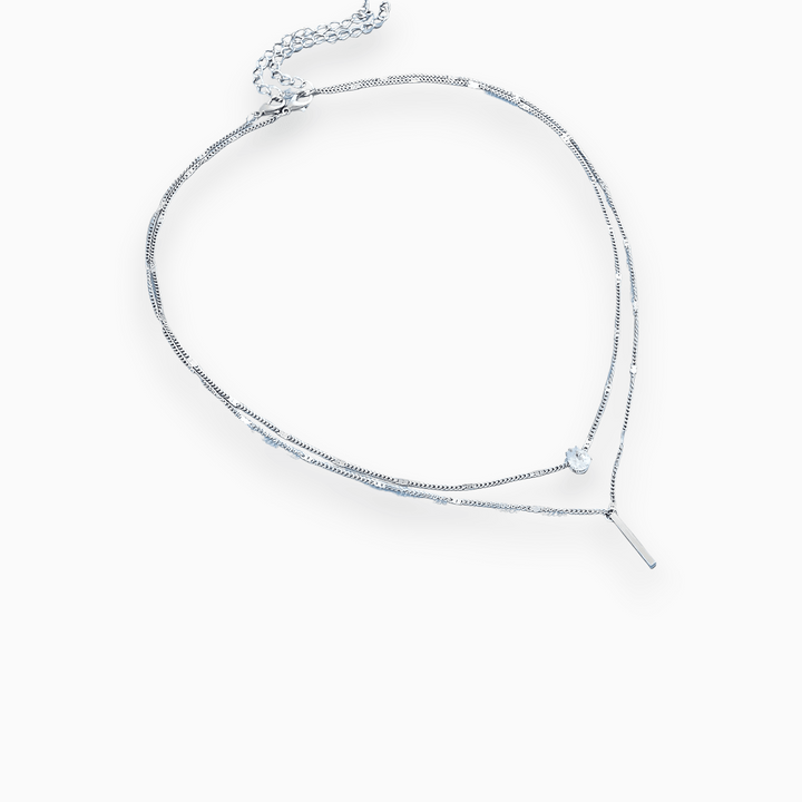 Elegant silverfärgat damhalsband med glänsande nät-design. Ett strålande smycke som passar perfekt för vardag & fest.