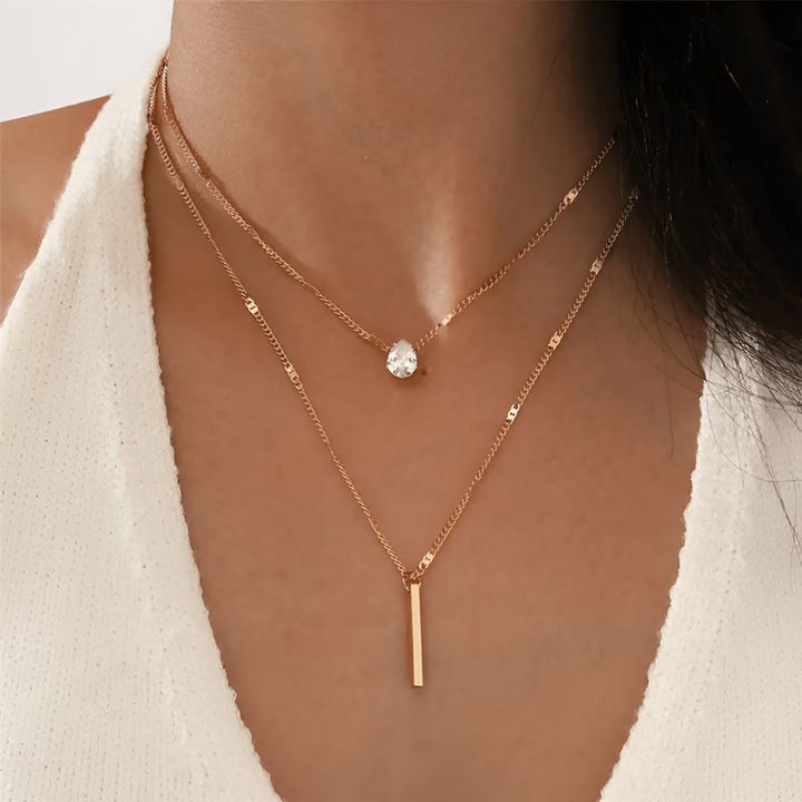 Guldpläterat nät-halsband med droppform. Ett glänsande smycke & stilren present för kvinnor med elegans.