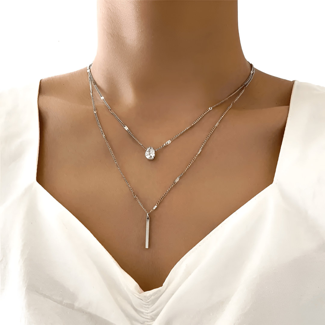 Vackert damhalsband med blanka nät, perfekt accessoar. Finns i silverfärg & guldpläterat för strålande stil.