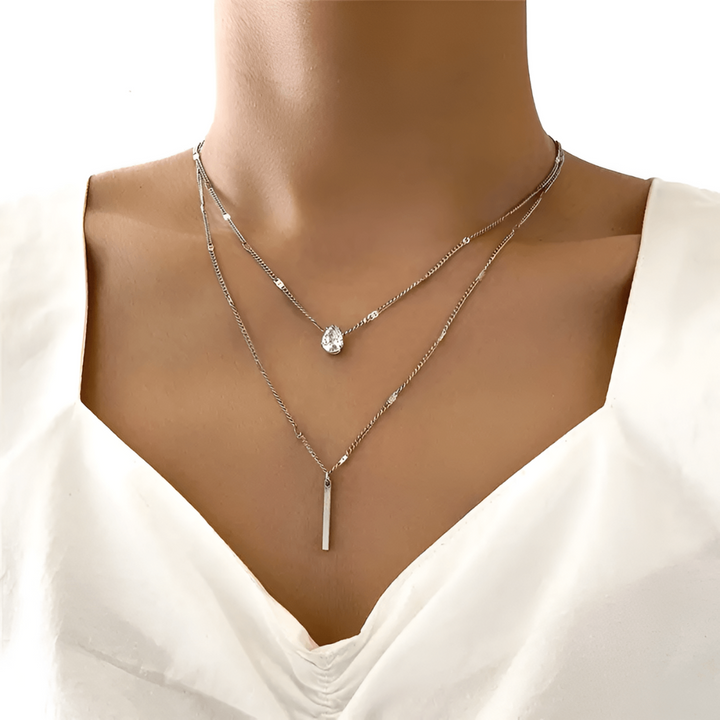 Vackert damhalsband med blanka nät, perfekt accessoar. Finns i silverfärg & guldpläterat för strålande stil.