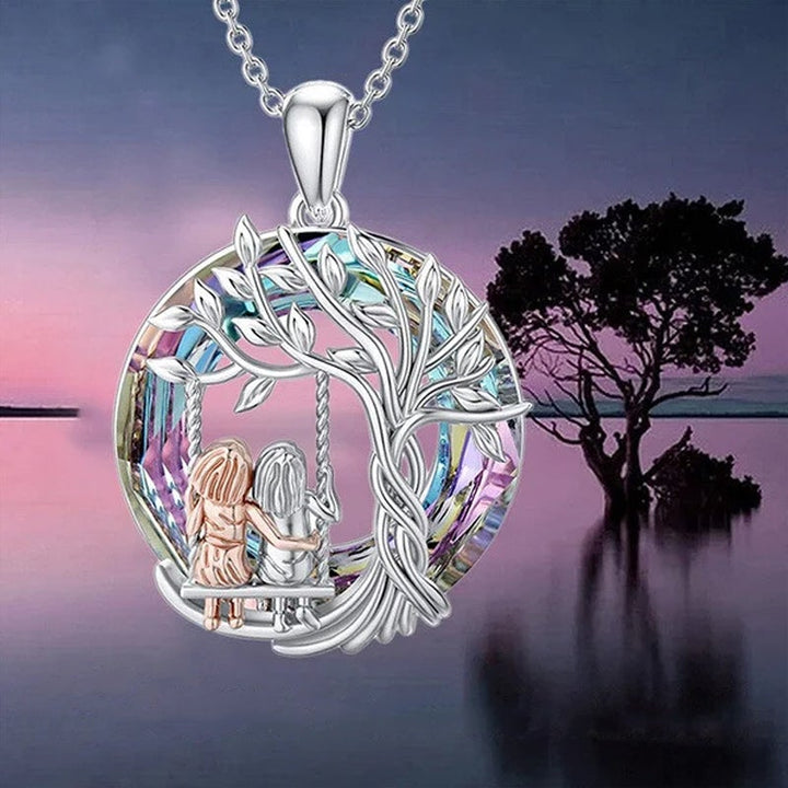 "Elegant silverhalsband med systertema, hänge symboliserar vänskap, tidlös design för varje tillfälle."
