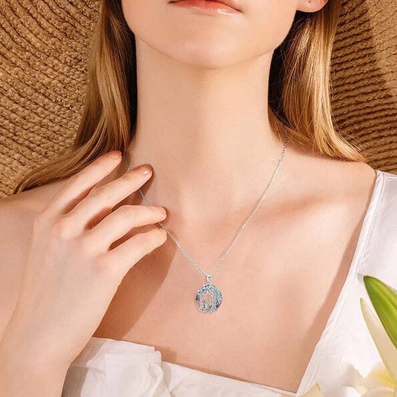 "Elegant silverhalsband med systertema, hänge symboliserar vänskap, tidlös design för varje tillfälle."