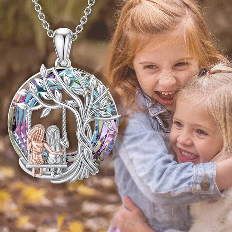 "Elegant silverhalsband med systertema, hänge symboliserar vänskap, tidlös design för varje tillfälle."