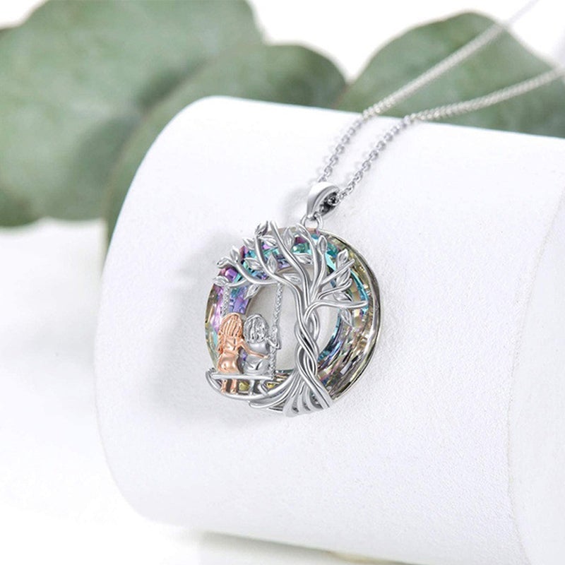 "Elegant silverhalsband med systertema, hänge symboliserar vänskap, tidlös design för varje tillfälle."