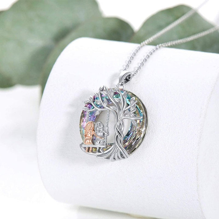 "Elegant silverhalsband med systertema, hänge symboliserar vänskap, tidlös design för varje tillfälle."