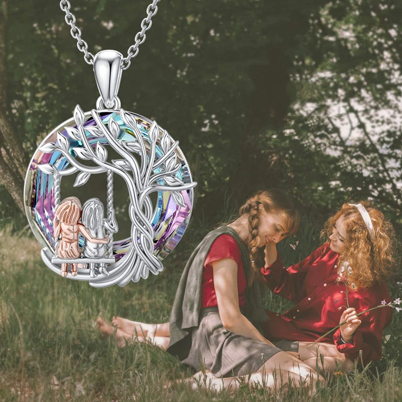 "Elegant silverhalsband med systertema, hänge symboliserar vänskap, tidlös design för varje tillfälle."