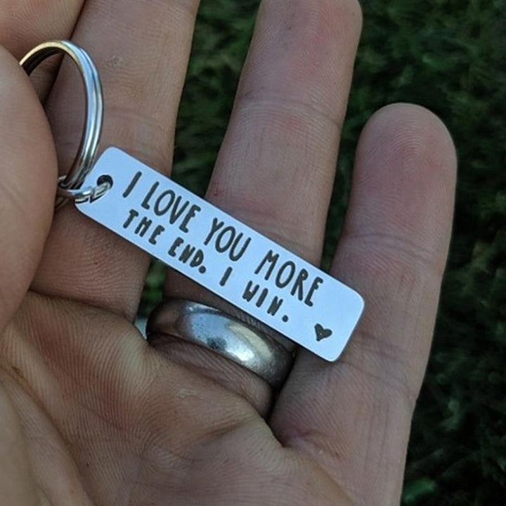 "Elegant silvernyckelring med meningsfull gravyr, perfekt accessoar och gåva som uttrycker kärlek och sprider glädje."
