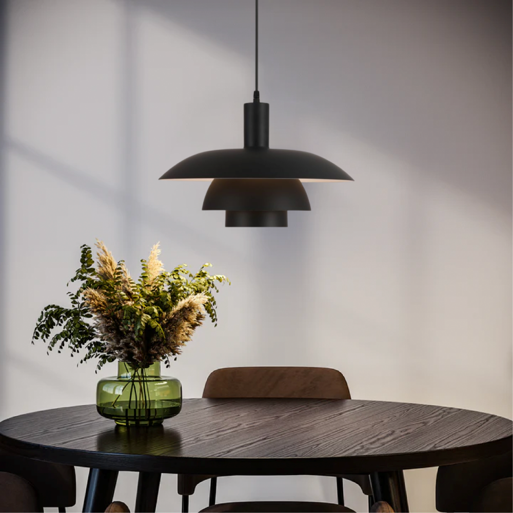 Snygg designlampa, modern estetik möter funktionell takbelysning.