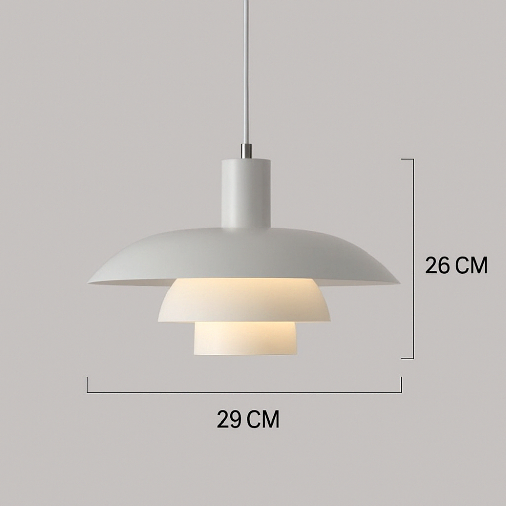 Skandinavisk taklampa, ren design, perfekt för modern matplats eller vardagsrum.